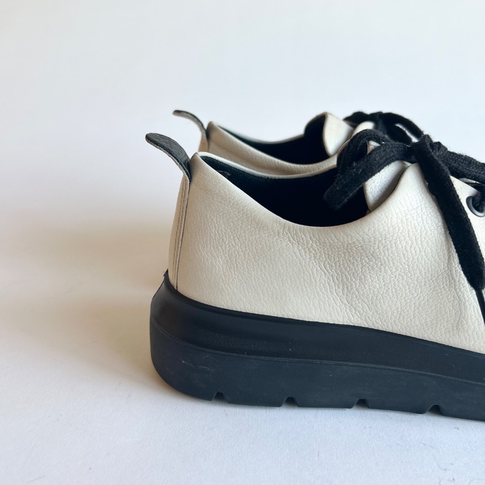 Ecco Ivory Leather Black Rubber Outsole Sneakers size 7.5 - Picture 3 of 13